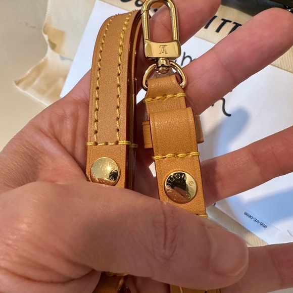 Louis Vuitton Ivy wallet on chain - Picture 14 of 17